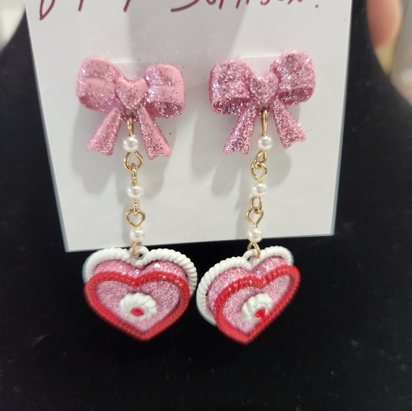 🔹️BETSEY JOHNSON 🔹️Baby Cakes Pink Bow & Heart Cake Dangle Post Earrings - Picture 4 of 6